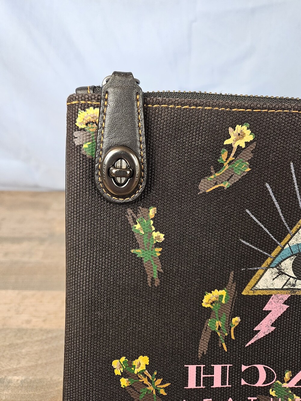 Coach Pyramid Eye Turnlock Pouch 26 - Picture 3 of 8